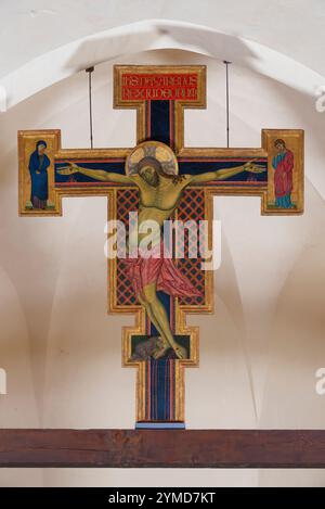 Nocera Umbra. Pinacoteca Comunale. Umbrischer Maler der zweiten Hälfte des 13. Jahrhunderts. Christus hat mit der Jungfrau gekreuzigt. Johannes Der Evangelist. St. Franziskus von Assisi. Tempera Auf Dem Bedienfeld. 320 x 257 cm Stockfoto