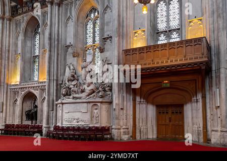 LONDON, GROSSBRITANNIEN - 23. MAI 2014: Dies ist ein Fragment der Großen Halle des Rathauses, verziert mit einer Statue von Britannia. Stockfoto