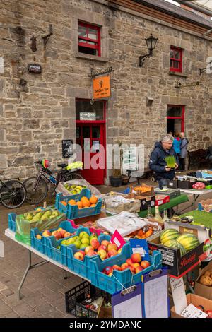 Irland, County Leitrim, Carrick on Shannon, Old Market Place, Kunde am Marktstand vor dem Olive Tree Cafe Stockfoto