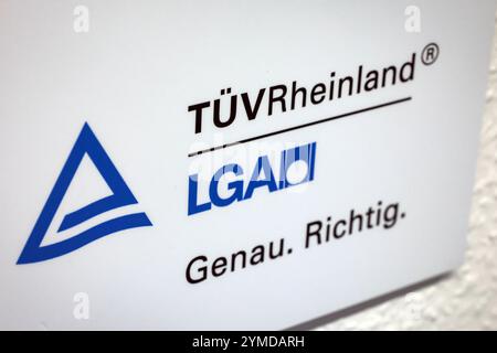 Nürnberg, Deutschland. November 2024. Logo des TÜV Rheinland, symbolisches Foto. Darlegung: Daniel Löb/dpa/Alamy Live News Stockfoto