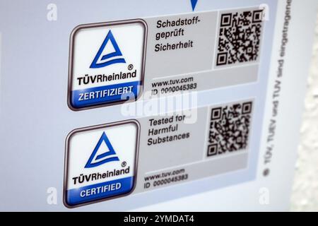 Nürnberg, Deutschland. November 2024. Das Prüfzeichen „geprüft auf Schadstoffe“ des TÜV Rheinland gibt Aufschluss über den Gehalt an Schadstoffen in Produkten. Der TÜV Rheinland prüft, ob Produkte verdächtige Substanzen, mögliche Kontaminanten oder Konservierungsstoffe enthalten. Symbolisches Foto. Darlegung: Daniel Löb/dpa/Alamy Live News Stockfoto