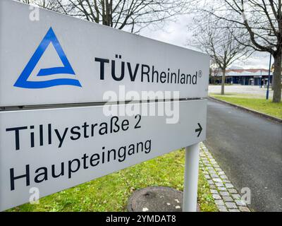 Nürnberg, Deutschland. November 2024. Eintrittsschild zum TÜV Rheinland in der Nürnberger Tillystraße - hier testet das Spielzeugprüflabor seit 70 Jahren Spielzeug auf Sicherheit. Darlegung: Daniel Löb/dpa/Alamy Live News Stockfoto