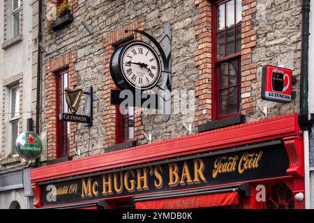 Irland, County Leitrim, Carrick on Shannon, Bridge Street, McHughs traditionelle Bar Stockfoto