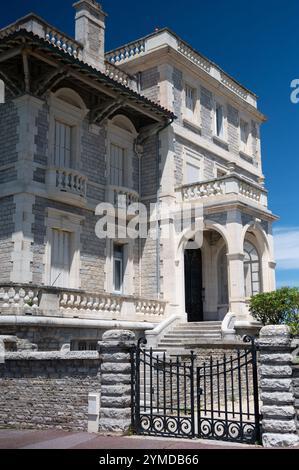 Häuser und Straßen der touristischen Stadt Biarritz am sonnigen Tag, Baskenland, Golf von Biskaya im Atlantik, Frankreich Stockfoto