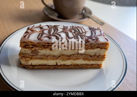 Portion französischer Mille-Feuille-Kuchen, Vanille- oder Vanillescheibe, Napoleon-Blätterteig, mit Teigcreme in einer französischen Bäckerei Stockfoto