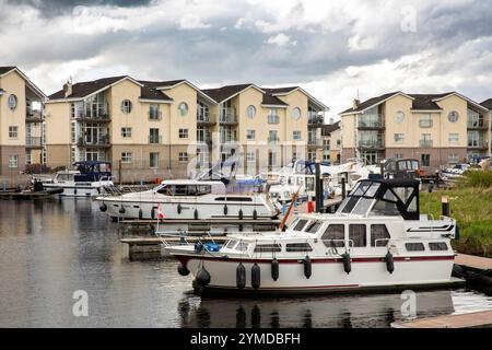 Irland, County Roscommon, Carrick on Shannon, Boote, die im Yachthafen des Inver Geal Estate vor Anker gehen Stockfoto