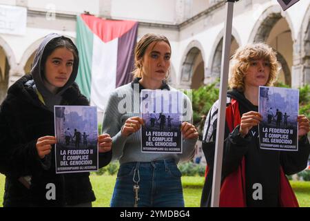 Italien: Neapel, pro-palästinensische Demonstration der Flashmob mit dem falschen israelischen Kontrollpunkt, der von den Studenten der Politischen Ökologie und Collettivi Autorganizzati Universitari am Eingang der Porta di Massa, einem der Sitze der Federico II Universität von Neapel, eingerichtet wurde, 21. November 2024 ABP09302 Copyright: XAntonioxBalascox Stockfoto