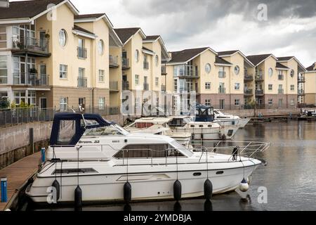 Irland, County Roscommon, Carrick on Shannon, Boote, die im Yachthafen des Inver Geal Estate vor Anker gehen Stockfoto