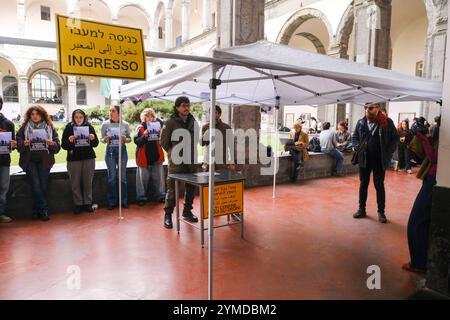 Italien: Neapel, pro-palästinensische Demonstration der Flashmob mit dem falschen israelischen Kontrollpunkt, der von den Studenten der Politischen Ökologie und Collettivi Autorganizzati Universitari am Eingang der Porta di Massa, einem der Sitze der Federico II Universität von Neapel, eingerichtet wurde, 21. November 2024 ABP09381 Copyright: XAntonioxBalascox Stockfoto