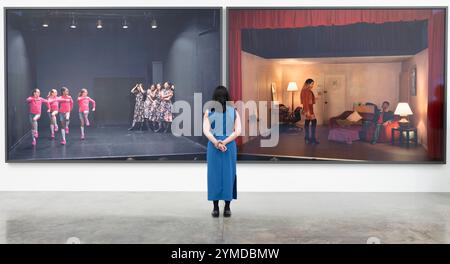 White Cube Bermondsey, London, Großbritannien. November 2024. Jeff Wall, Life in Pictures (22. November 24-12, 25. Januar). Eine umfassende Einzelausstellung mit Werken des kanadischen Fotografen Jeff Wall (* 1946), die 30 Jahre der Zusammenarbeit von White Cube mit dem Künstler zeigt, vereint diese große Präsentation über 30 Schlüsselwerke aus Walls Werk, darunter seine Serie von ikonischen Leuchtkästen, großformatigen, hinterleuchteten Cibachrome-Fotografien sowie neue Bilder. Bild: Schauspieler in zwei Rollen, 2020. Quelle: Malcolm Park/Alamy Live News Stockfoto