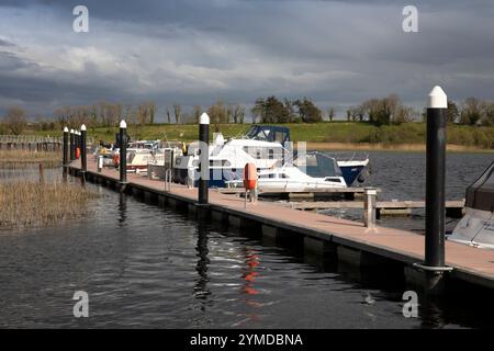 Irland, County Leitrim, Carrick on Shannon, Boote, die auf dem River Shannon Ponton vertäut sind Stockfoto