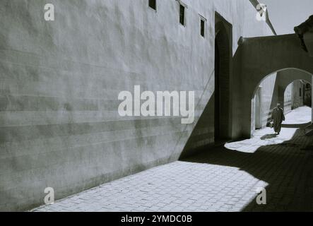 Eine stimmungsvolle, ruhige Straßenszene in den Gassen des Kasbah-Souks von Marrakesch in Marokko im Maghreb in Nordafrika Stockfoto