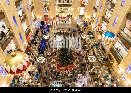 MOSKAU, RUSSLAND - 3. Januar 2021: Neujahrsdekoration des Zentralen Kinderladens in Lubyanka (Detski mir) in Lubyanka Stockfoto