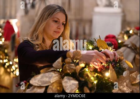 In dieser festlichen Zeit werden Besucher des Windsor Castle die State Apartments sehen, die mit prächtigen Weihnachtsausstellungen dekoriert sind. Zu den Höhepunkten gehört eine 20 Meter hohe Nordmann-Tanne in der St. George' Hall, die mit tausenden von Lichtern beleuchtet ist. Es gibt einen weiteren glitzernden Weihnachtsbaum im Crimson Salon und festliche Kränze und Laub schmücken Tore und Laternenpfosten auf dem Burggelände ... Stockfoto