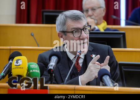 Italien, Rom, 21. November 2024: Maurizio Landini, Sekretär der gewerkschaft CGIL, während der Pressekonferenz über die Gründe für den Generalstreik am 29. November Foto © Stefano Carofei/Sintesi/Alamy Live News Stockfoto