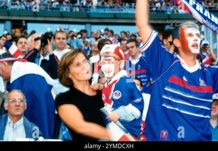 Deutschland. November 2024. firo : 08.07.1998 Fußball: Fußball: Archiv Fotos, Archiv Foto, Archiv Bilder, WM 1998 98 in Frankreich KO Phase Halbfinale Frankreich - Kroatien 2:1 Fans von Frankreich Credit: dpa/Alamy Live News Stockfoto