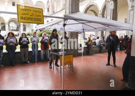 Neapel, Italien. November 2024. Der Flash-Mob mit dem falschen israelischen Kontrollpunkt, der von den Studenten der Politischen Ökologie und Collettivi Autorganizzati Universitari am Eingang zur Porta di Massa, einem der Sitze der Federico II Universität von Neapel, eingerichtet wurde, 21. November 2024 Credit: Live Media Publishing Group/Alamy Live News Stockfoto