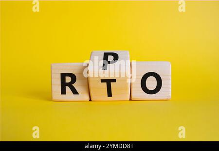 RPO vs. RTO-Symbol. Holzwürfel mit den Worten RTO bis RPO. Schöner gelber Hintergrund. Geschäftskonzept. Kopierbereich Stockfoto