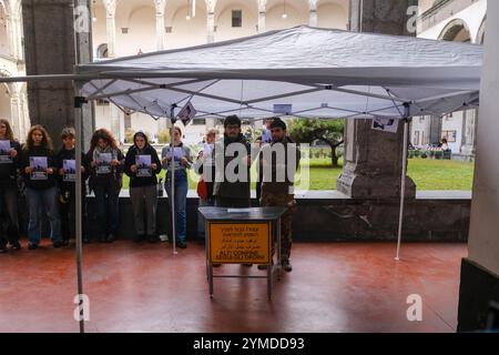 Der Flashmob mit dem falschen israelischen Kontrollpunkt, der von den Studenten der Politischen Ökologie und Collettivi Autorganizzati Universitari am Eingang der Porta di Massa, einem der Sitze der Federico II Universität von Neapel, eingerichtet wurde, 21. November 2024 Stockfoto