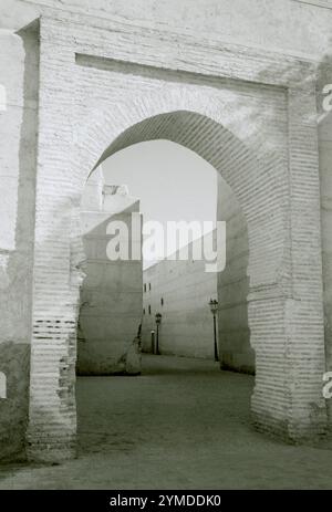 Ein wunderschönes altes Torbogen im Kasbah-Souk von Marrakesch in Marokko im Maghreb in Nordafrika Stockfoto