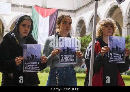 Nachrichten - Italien: Neapel, pro-palästinensische Demonstration Flash-Mob mit dem falschen israelischen Kontrollpunkt, der von den Studenten der Politischen Ökologie und Collettivi Autorganizzati Universitari am Eingang der Porta di Massa, einem der Sitze der Federico II Universität von Neapel, eingerichtet wurde, 21. November 2024 Neapel Italien Copyright: XAntonioxBalascox/xLiveMediax LPN 1616678 Stockfoto