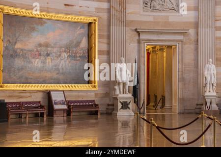 WASHINGTON DC - 17. NOVEMBER 2024: Das Kapitol der Vereinigten Staaten in der Rotunde mit berühmten Gemälden. Stockfoto