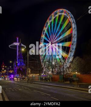 Ferris Wheel und andere Unterhaltung am Weihnachtsmarkt im Stadtzentrum von Edinburgh, Schottland, Großbritannien Stockfoto