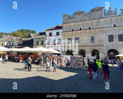 Ein geschäftiger Stadtplatz mit Leuten, die herumlaufen, und ein großes Gebäude im Hintergrund. Die Szene ist lebhaft und geschäftig. Polen, Kazimierz Dolny 16.09.2023 Stockfoto