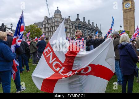 Tommy-Robinson-Anhänger treffen sich und marschieren zu ihrer Unite the Kingdom-Demonstration im Zentrum von London. Stockfoto