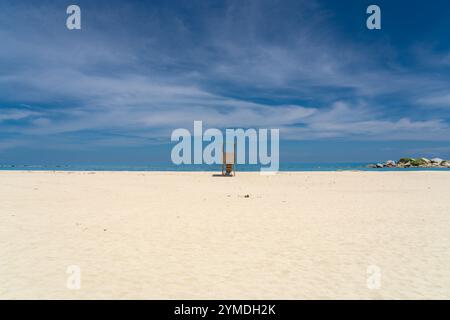 Ein Rettungsschirm-Turm an den idyllischen Stränden des Tayrona National Natural Park in Kolumbien. Stockfoto