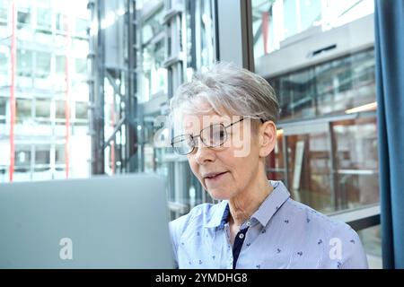 17. November 2024: Seniorin zeigt digitale Kompetenz: Arbeiten am Laptop im modernen Umfeld, ein starkes Beispiel für den Umgang mit Technik im Alter *** Seniorin zeigt digitale Kompetenz: Arbeiten am Laptop im modernen Umfeld, ein starkes Beispiel für den Umgang mit Technik im Alter Stockfoto