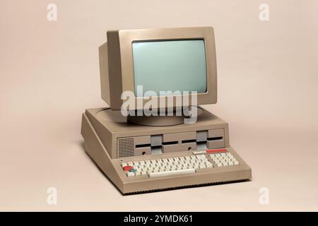 Pavia, Lombardei, Italien - 12. Oktober 2024: Olivetti L1 M20 BC, ein Computer mit Zilog Z8000, der 1982 im Ctrl+Alt Museum gezeigt wurde, mit einem nicht standardmäßigen Betriebssystem Stockfoto