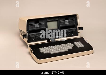 Pavia, Lombardei, Italien - 12. Oktober 2024: Osborne 1, der erste tragbare Computer für Führungskräfte aus dem Jahr 1983 im Ctrl+Alt Museum. Das Gewicht betrug 10,7 kg Stockfoto