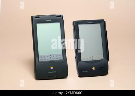 Pavia, Lombardei, Italien - 12. Oktober 2024: Zwei der fünf Apple Newton Pad Modelle, das MessagePad 1993 und das MessagePad 120 1994, Precurso Stockfoto