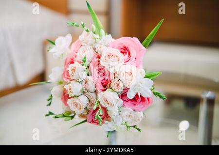 Mai Mütter Tag handgemachte Geschenkschachtel wünscht Fotografie - schöne blühende Nelken mit rosa Bandschachtel isoliert auf einem grauen Schreibtisch, Nahaufnahme, Kopierraum, Modell. Stockfoto