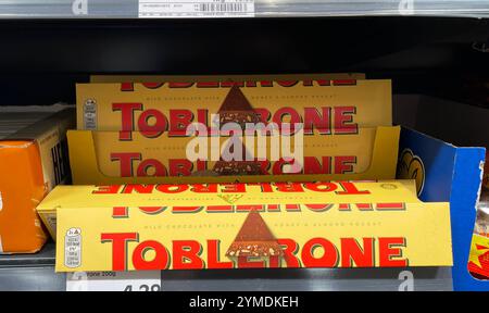 Bayern, Deutschland, 21. November 2024: Hier der Blick im Supermarkt, Discounter auf einige Packungen Toblerone, Schokolade, Süssigkeiten *** Bayern, Deutschland, 21. November, 2024 hier der Blick im Supermarkt, Discounter auf einigen Packungen Toblerone, Schokolade, Süßigkeiten Stockfoto