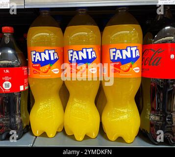 Bayern, Deutschland, 21. November 2024: Hier der Blick im Supermarkt, Discounter auf einige Flaschen Fanta, Limo, Limonade, Orange, Plastikflaschen, Pfandflasche, Erfrischungsgetränk, 2 Liter, Mehrweg *** Bayern, Deutschland, 21. November 2024 hier ist ein Blick auf einige Flaschen Fanta, Limonade, Orange, Plastikflaschen, Pfandflasche, alkoholfreies Getränk, 2 Liter, Rückgabeflasche Stockfoto