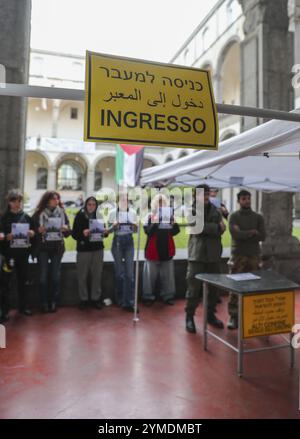 Studenten der pro-palästinensischen Federico II-Universität haben einen gefälschten Kontrollpunkt am Eingang der Universität Neapel eingerichtet. Um die Kontrolle und Militarisierung zu repräsentieren, die die palästinensische Bevölkerung auf ihrer Haut durchlebt, durch die Regierung Israels. Stockfoto