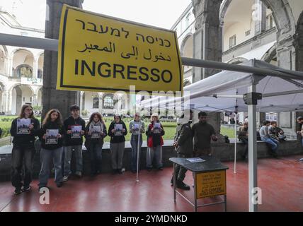 Studenten der pro-palästinensischen Federico II-Universität haben einen gefälschten Kontrollpunkt am Eingang der Universität Neapel eingerichtet. Um die Kontrolle und Militarisierung zu repräsentieren, die die palästinensische Bevölkerung auf ihrer Haut durchlebt, durch die Regierung Israels. Stockfoto