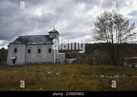 Karvina, Tschechische Republik. November 2024. Pressekonferenz des Industrieentwicklers Panattoni zur Einführung des Panattoni Smart Park Karvina Projekts im Maschinenraum der ehemaligen Barbora Mine, Karvina, Tschechische Republik, 21. November 2024. Der Bauunternehmer wird einen Industriekomplex in der Nähe des ehemaligen Bergwerks Barbora und der Schiefen Kirche St. Peter von Alcantara (Foto) in der Karvina bauen. Quelle: Jaroslav Ozana/CTK Photo/Alamy Live News Stockfoto