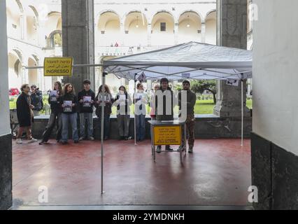 Studenten der pro-palästinensischen Federico II-Universität haben einen gefälschten Kontrollpunkt am Eingang der Universität Neapel eingerichtet. Um die Kontrolle und Militarisierung zu repräsentieren, die die palästinensische Bevölkerung auf ihrer Haut durchlebt, durch die Regierung Israels. Stockfoto