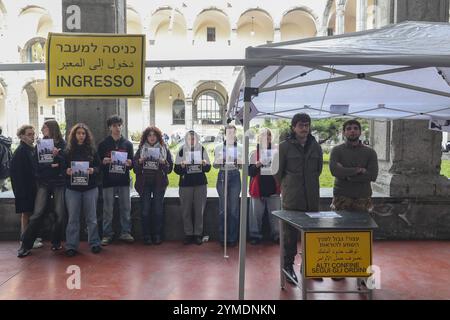 Studenten der pro-palästinensischen Federico II-Universität haben einen gefälschten Kontrollpunkt am Eingang der Universität Neapel eingerichtet. Um die Kontrolle und Militarisierung zu repräsentieren, die die palästinensische Bevölkerung auf ihrer Haut durchlebt, durch die Regierung Israels. Stockfoto