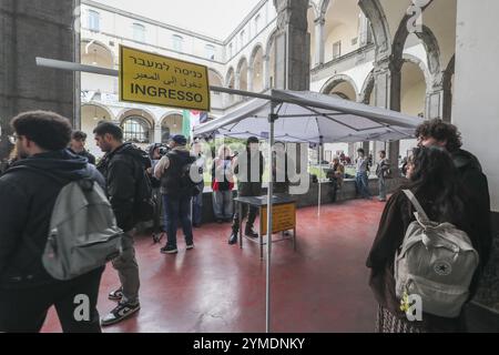 Studenten der pro-palästinensischen Federico II-Universität haben einen gefälschten Kontrollpunkt am Eingang der Universität Neapel eingerichtet. Um die Kontrolle und Militarisierung zu repräsentieren, die die palästinensische Bevölkerung auf ihrer Haut durchlebt, durch die Regierung Israels. Stockfoto