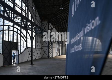 Karvina, Tschechische Republik. November 2024. Pressekonferenz des Industrieentwicklers Panattoni zur Einführung des Panattoni Smart Park Karvina-Projekts im Maschinenraum der ehemaligen Barbora-Mine (Foto), Karvina, Tschechische Republik, 21. November 2024. Der Bauunternehmer wird einen Industriekomplex in der Nähe der ehemaligen Barbora-Mine und der schiefen Kirche St. Peter von Alcantara in der Karvina bauen. Quelle: Jaroslav Ozana/CTK Photo/Alamy Live News Stockfoto