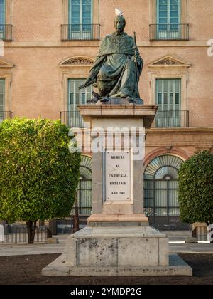 Die Statue des Kardinals Belluga, Plaza del Cardinal Belluga, Murcia. Mit 14 Jahren geweiht, erhob sich Luis Antonio durch die Kirche, um später Kardinal Bell zu werden Stockfoto