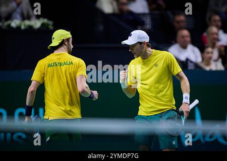 Jordan Thompson (L) und Matthew Ebden (R) aus Australien im Kampf gegen Tommy Paul und Ben Shelton aus den USA im Viertelfinale im Davis Cup Finale 8 Doppelspiel Martin Carpena Arena. Stockfoto