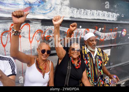 Menschen nehmen am 20. November 2024 an einer Kundgebung gegen Rassismus während des Black Awareness Day in Sao Paulo, Brasilien, Teil. (Foto FAGA/SIPA USA) Credit: SIPA USA/Alamy Live News Stockfoto