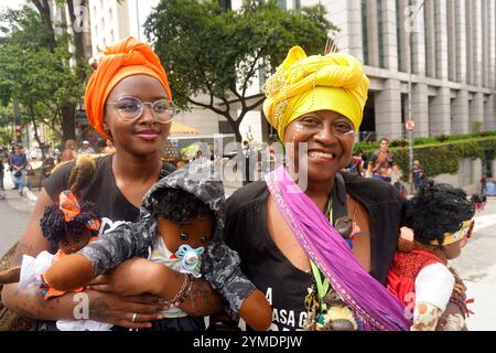 Menschen nehmen am 20. November 2024 an einer Kundgebung gegen Rassismus während des Black Awareness Day in Sao Paulo, Brasilien, Teil. (Foto FAGA/SIPA USA) Credit: SIPA USA/Alamy Live News Stockfoto