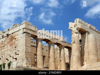 Die Propyläen, zeremonielles Tor zur Akropolis, Athen, Griechenland, Europa. Die Propylaia ist der klassische griechische dorische Gebäudekomplex, der funktionierte Stockfoto