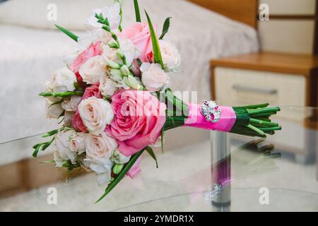 Mai Mütter Tag handgemachte Geschenkschachtel wünscht Fotografie - schöne blühende Nelken mit rosa Bandschachtel isoliert auf einem grauen Schreibtisch, Nahaufnahme, Kopierraum, Modell. Stockfoto